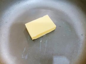 平底锅里放入黄油，最小火融化
