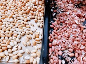 花生放入烤箱160度烤15分钟左右，取出脱去外衣