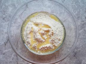 准备好中筋面粉，加入盐、玉米油和热水。 