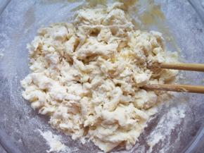 用筷子搅拌成絮状。 
