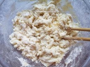 用筷子搅拌成絮状。 