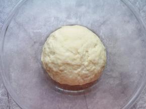 揉成面团，盖上保鲜膜醒半个小时。 