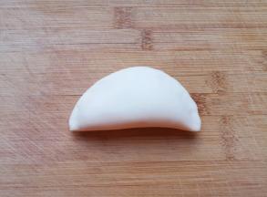 像包饺子一样对折捏紧（接口一定要捏紧，要不然烤的时候会露馅）。