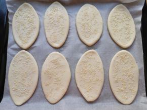 烤盘里铺上油纸，放上做好的空心芝麻饼生胚，烤箱上下管190度预热。