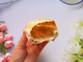 咬一口，空心的哦！ 