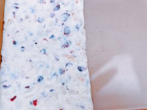 戴上一次性手套揉几下，放入不沾烤盘里整形压平压实