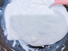 加入奶粉搅拌均匀