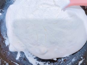 加入奶粉搅拌均匀