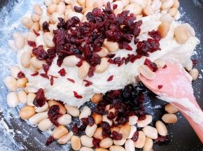 加入花生和蔓越莓干关火，混合均匀后出锅