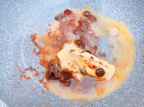 黄油微微融化后，加入巧克力最小火至全部溶化