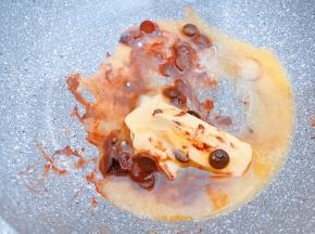 黄油微微融化后，加入巧克力最小火至全部溶化