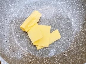 平底锅里加入黄油