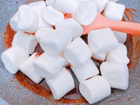 加入棉花糖翻炒至全部溶化