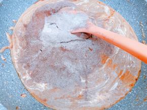 加入提前过筛好的奶粉和可可粉搅拌均匀