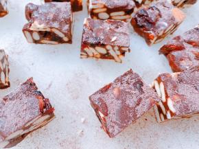 等凉透后用锯齿刀切块