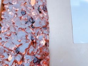 戴上一次性手套把糖团揉翻均匀，放入不沾烤盘里压紧压实