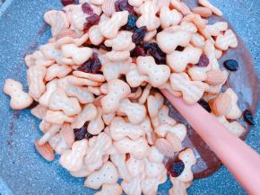 加入巴旦木，饼干和蔓越莓干关火，搅拌均匀