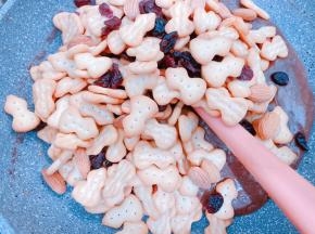 加入巴旦木，饼干和蔓越莓干关火，搅拌均匀