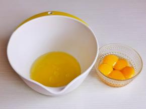 蛋白蛋黄分离，分别在无油无水的器具中。