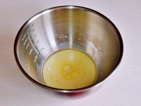 玉米油与牛奶混合。