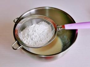 筛入低筋面粉翻拌至无干粉。