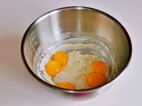 加入蛋黄。