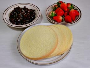 一个蛋糕切三片，珍珠提前煮熟，草莓洗净切小块。