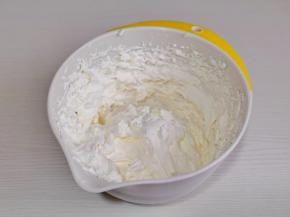 奶油加白砂糖打发即可。