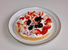 一片蛋糕涂抹一层奶油，放上草莓，珍珠。