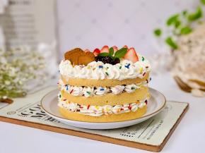 按顺序把三片蛋糕叠加，装饰一下就好啦！