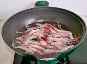 鸭舌洗净冷水下锅。煮开撇出浮沫煮2分钟，捞出温水冲洗两篇，沥干水分备用。