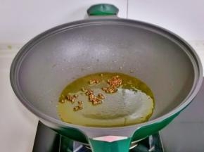 起油倒入花椒炒出香味，把花椒捞出。