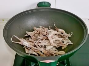 倒入焯好水的鸭舌翻炒。