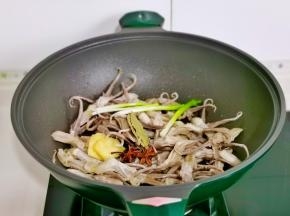 加入葱白姜片，八角，香叶。