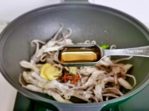 加入2勺料酒。