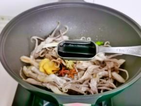 加入1勺红烧酱油，翻炒均匀。