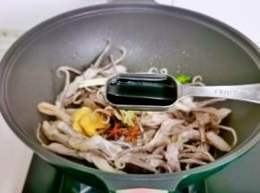 加入1勺红烧酱油，翻炒均匀。