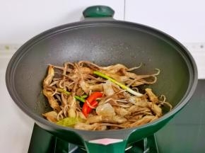 加入小米辣，冰糖。