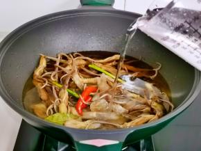 倒入纯净水。