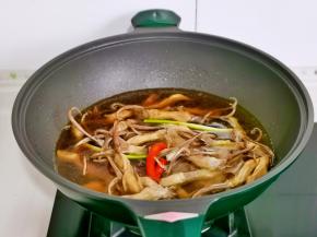 水量没过鸭舌即可，盖上盖子烧开转小火20分钟。