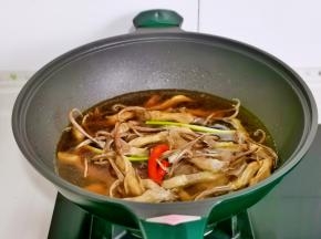 水量没过鸭舌即可，盖上盖子烧开转小火20分钟。