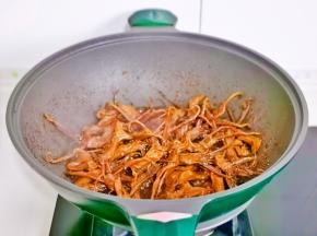 撒上芝麻大火收汁至浓稠。