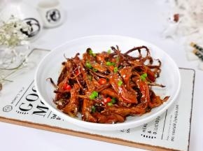 装盘撒葱花，芝麻，辣椒圈。