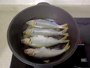 锅里油热放一点点的食用盐，在放入鲥鱼煎。