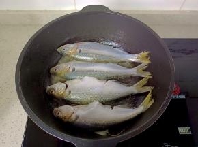 锅里油热放一点点的食用盐，在放入鲥鱼煎。