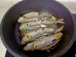 煎至两面金黄。