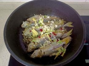 加葱姜蒜，辣椒。