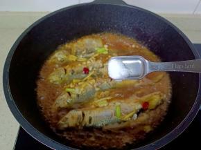 待汤汁差不多时加盐调味。