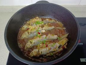 加一点热水开大火炖煮一下。