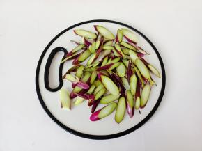 红菜苔根茎位置斜着切片。